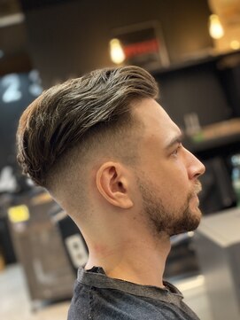 フランクスバーバー アンド ビアークラブ(FRANK'S BARBER and BEER CLUB) ハイフェード　ポンパドール　パートスタイル　T T