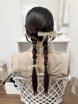 ベル(belle)&nbsp;ツインのねじり編みおろしヘア