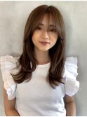 顔周りレイヤーカット外ハネワンカール艶髪ミルクティーアッシュ