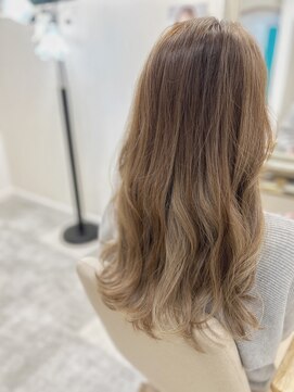 繰り返しのハイライトカラーで透明感アップ