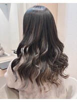 コーエン(cowen)&nbsp;大人フェミニンロング暗め3Dカラー大きめウェーブくびれヘア50代