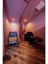 照明を落とした半個室で、心までほどける“静かな癒し時間”を。