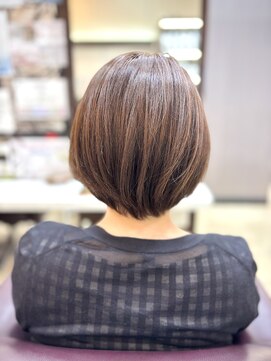 トレセッテ(tre sette) ナチュラルブラウンカラー/グラデーションボブスタイル