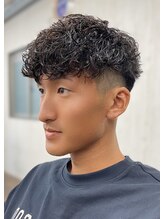 《スペインカール》外国人のような癖毛風な質感に仕上げる、男らしいパーマデザイン＊（メンズパーマ）