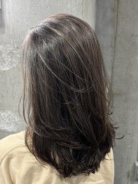 ルイ(ROUIS produced by LUCK 津田沼) 白髪ぼかしハイライト/レイヤーカット/ミディアムレイヤー