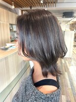 ラヴィエール(LAVIERE by R-EVOLUT)&nbsp;ハイライトカラー　ボブルフ　レイヤーカットスモーキーアッシュ