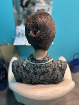 リエラ 新宿(RIERA) 夜会巻き