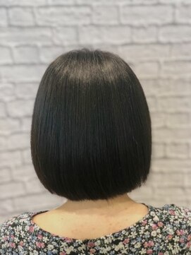 ミーティア バイ クアトロ(Meteor By QUATRO) 大人かわいいショートボブ