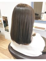 ラキ(laki) 程良い明るさのグレージュ