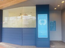 カーム(calm)の雰囲気（川名花屋さん並びの青い看板のお店）