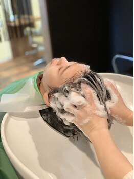 ヘアーアンドメイク サワ 天神店(Sawa)の写真/髪も心も癒される◎周りの目を気にせずリラックス♪極上のヘッドスパで日々の疲れも解消へ―。