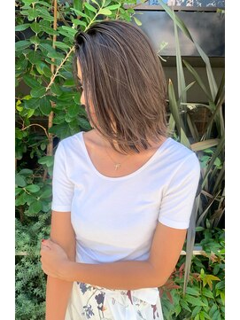 トルネード(TORNADO) ハイライト外ハネ切りっぱなしボブ