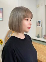 ハニーシブヤ(HONEY shibuya) グレージュシルキーベージュデザインカラー流し前髪ミニボブ