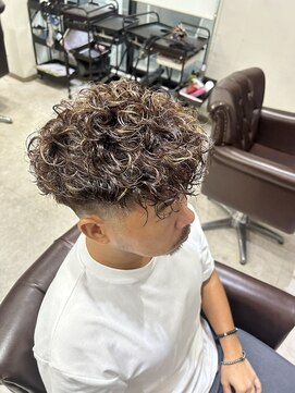 グラッジ 池袋(GLADGE) スペインカール メンズパーマ ハイライト メンズカット