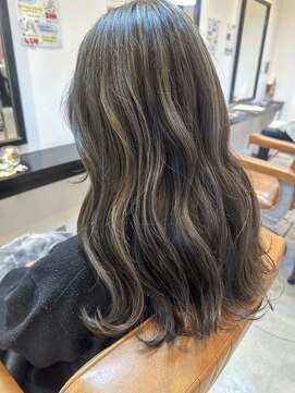 ピエスヘア(PIE'CE HAIR) コントラストがしっかりあるブルーシルバー系デザインカラー