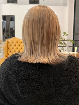 アンジェリカ(Angelica) ブリーチ/ベージュ×外はねボブ