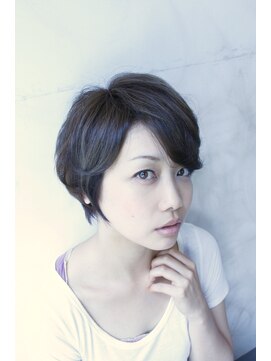 ブーケ(BOUQUET) オトナ風女子のショート。小顔にみせるカットがおすすめです。