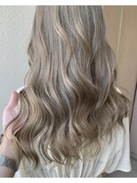 アリア バイ アルティナ(alia by artina)&nbsp;ヘルシーブロンド×こなれヘア×ハイトーンカラー×くすみカラー