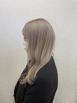 リー ルーチェ 布施(Lee Luce) ホワイトブロンド×くびれヘアー