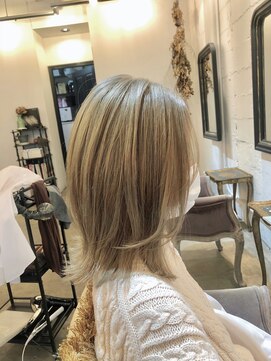 リンダ(Linda) ミディアムレイヤー×ハイトーングレージュ