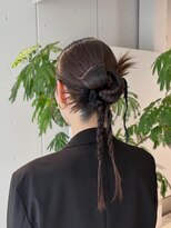 オーラ(ora) ひとクセ効かせた編み込みお団子ヘア