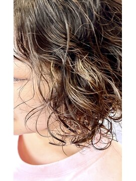 ココモ(cocomo) クリクリパーマにきらりんブリーチ