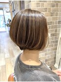 大人のショートボブ×白髪ぼかしハイライト　デザインカラー