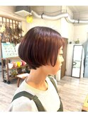 ボルドーカラーがポイントのショートヘアー