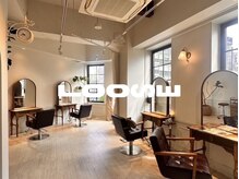 ルーズ(LOOSE)の雰囲気（白を基調とした落ち着いたセット面）