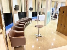 ReD men's 【レッド メンズ】の雰囲気（広々とした待合には漫画が充実♪）