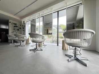 ワンネスヘアーサロン(oneness hair salon)の写真/【桜町駅から徒歩15分】光と木と無機質が融合した洗練された空間《oneness hair 》で癒しのひと時を