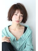 軽く外ハネした毛先がオシャレな雰囲気/切りっぱなしボブ