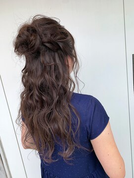 バビー(BAVI) ハーフアップて華やかに