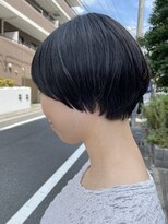 ロッソ 西荻窪(ROSSO)&nbsp;コンパクトなマッシュショートの横姿と後ろ姿。