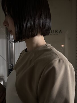 サクラ オモテサンドウ(SAKURA) 丸くない切りっぱなしボブ ぱっつん前髪 ばつっとボブ