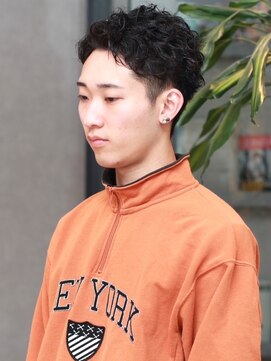 ブロック(bloc) 波巻きスパイラルパーマ　ツーブロック　刈り上げ　20代　束感