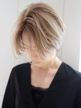 シオン(shion) ホワイトグレージュショート顔周りレイヤーブリーチ_ba341473