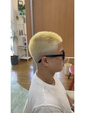 マキシム ナカイ(MAXIM NAKAI) バズカットボウズフェード金髪ボウズベリーショート