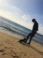レオザバーバー(LEO the Barber)&nbsp;愛犬レオナ(ミニチュアダックス)と浜辺をお散歩♪