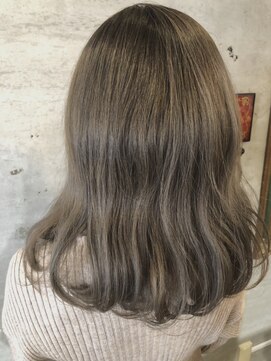 アティック ヘアーデザインアンドリラクゼーション(attic hair design&relaxation) グレーベージュ