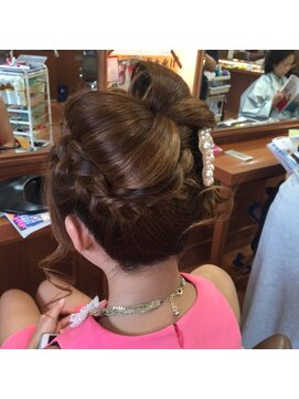 ルーシーヘアー(Luci Hair) リボンのアップスタイル