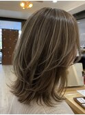 オリーブベージュ×ハイライトで透明感たっぷりミディ