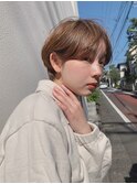 耳掛けショートボブ/透明感のあるブラウンベージュ