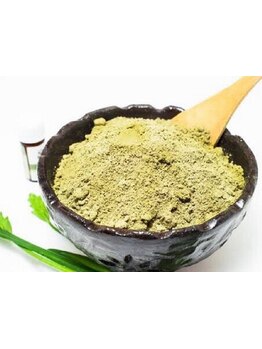 経験豊富なスタイリストが、髪にも頭皮にも優しいだけでなく、ツヤツヤで健康的な髪へと導きます！