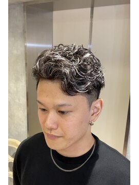 レイズ 名古屋(RAYS) ホワイトハイライト×オールバックパーマ