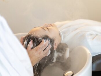 キキ(kiki by KENJE)の写真/高濃度炭酸泉を使用したヘッドスパやシャンプーで頭皮環境を改善！健康的な髪を育てます◎【新百合ヶ丘】