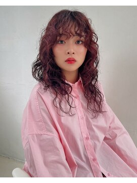 ホロ(hollo) ロングニュアンスパーマピンクパーマ女子