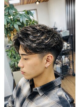 ミスターベイビー(Mr.BABY)の写真/《短めでも色気を》メンズパーマでプライベートからビジネスシーンまで大人な余裕を演出することが可能に