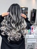 エミーバイモアムー(Emmie byMoremuu)&nbsp;【ギャルの救世主】シルバーグラデーションエクステ