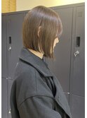 首がスッキリ見える切りっぱなしボブ_オリーブベージュ